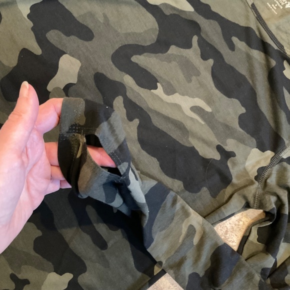 Old Navy Active Ultralite Go Dry Camo Top Sz S Thumb Holes Long Sleeve - Picture 8 of 10